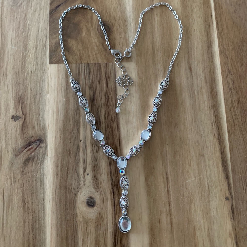 Avon silver tone lariat opal and rhinestone necklace NWOT